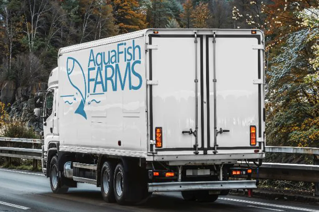 Logo Aquafish Farms sur un camion de livraison